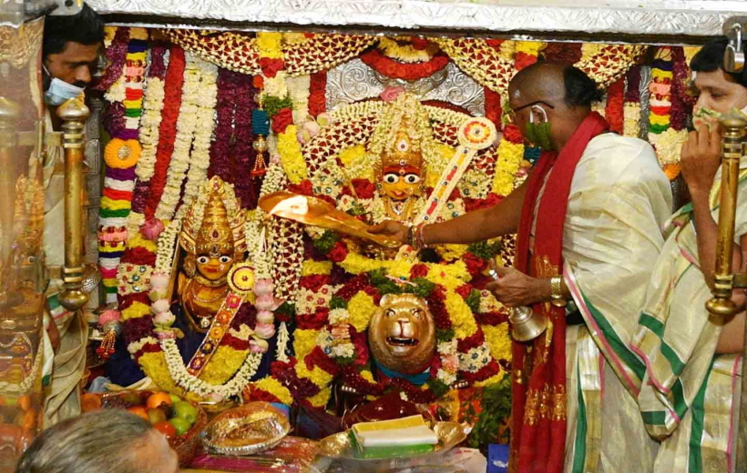 Hyderabad: Thousands of devotees flocked the Ujjaini Mahankali temple in Secunderabad here on Sunday as the annual Lashkar Bonalu was celebrated with traditional gaiety