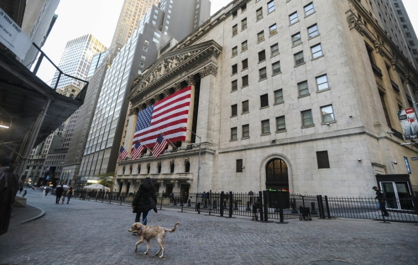 New York, Nov. 06 (Xinhua) -- Pedestrians walk past the New York Stock Exchange in New York, the United States