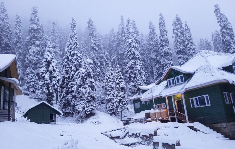 Baramulla: A view of the area covered in a thick blanket of snow during the fresh snowfall at Gulmarg in Baramulla