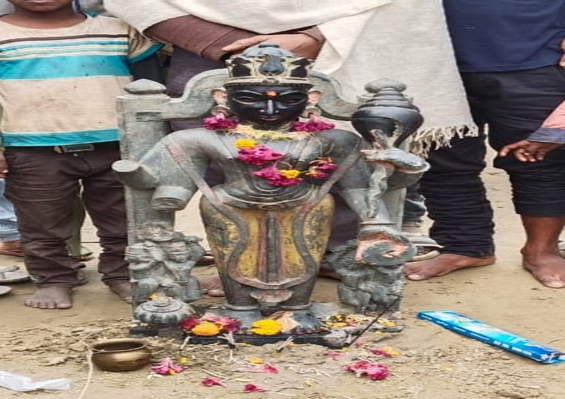 Bihar: 4 feet tall ancient idol of Lord Vishnu found in soil excavation along railway line.