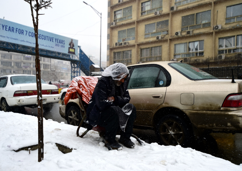 KABUL, Jan. 10, 2019 (Xinhua) -- A displaced man curls himself up in snow in Kabul, Afghanistan,