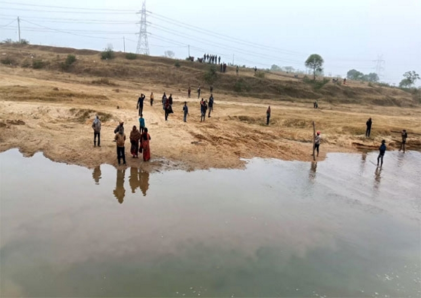 Jharkhand: Sand mafia again attacked officers and policemen, tried to crush them with a tractor.