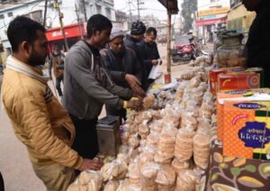 Patna: People busy buying 'Tilkut' - a sweet prepared from sesame seeds and jaggery - on the occasion of Makar Sankranti,