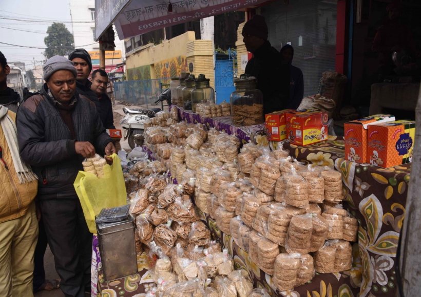 Patna: People busy buying 'Tilkut' - a sweet prepared from sesame seeds and jaggery - on the occasion of Makar Sankranti,