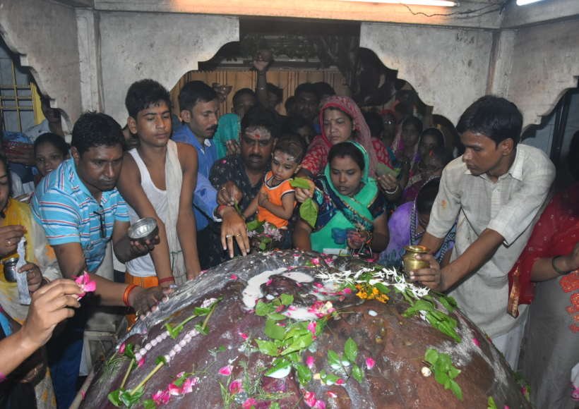 सावन के पहले सोमवार में उमड़ा रेला, काशी में हुई पुष्प वर्षा