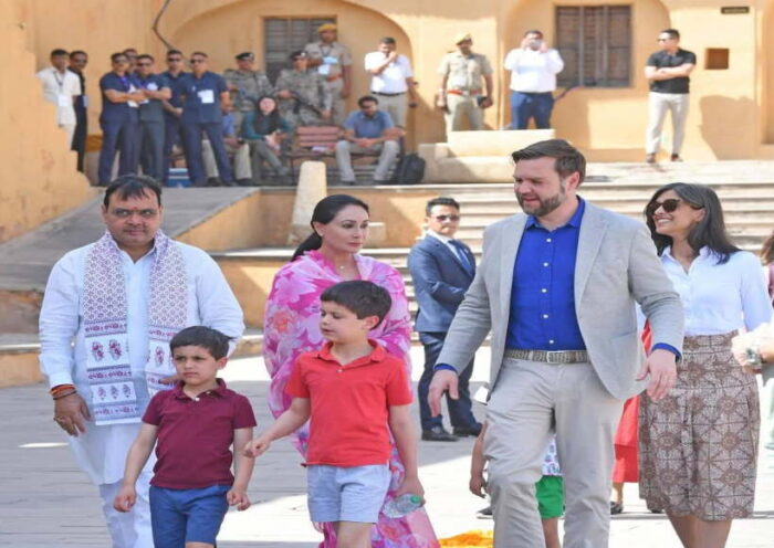 अमेरिकी उपराष्ट्रपति जेडी वेंस ने अपने परिवार के साथ जयपुर का आमेर किला देखा (तस्वीर क्रेडिट@NaredaAbhishek)