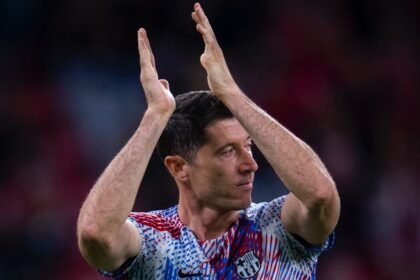 Hugs for returning Lewandowski, but Bayern's goal remains unbreached