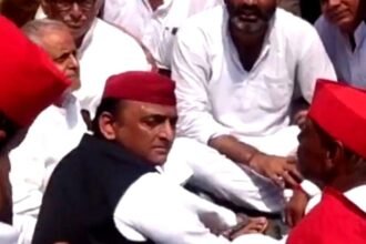 SP march to UP Assembly stopped, Akhilesh on dharna