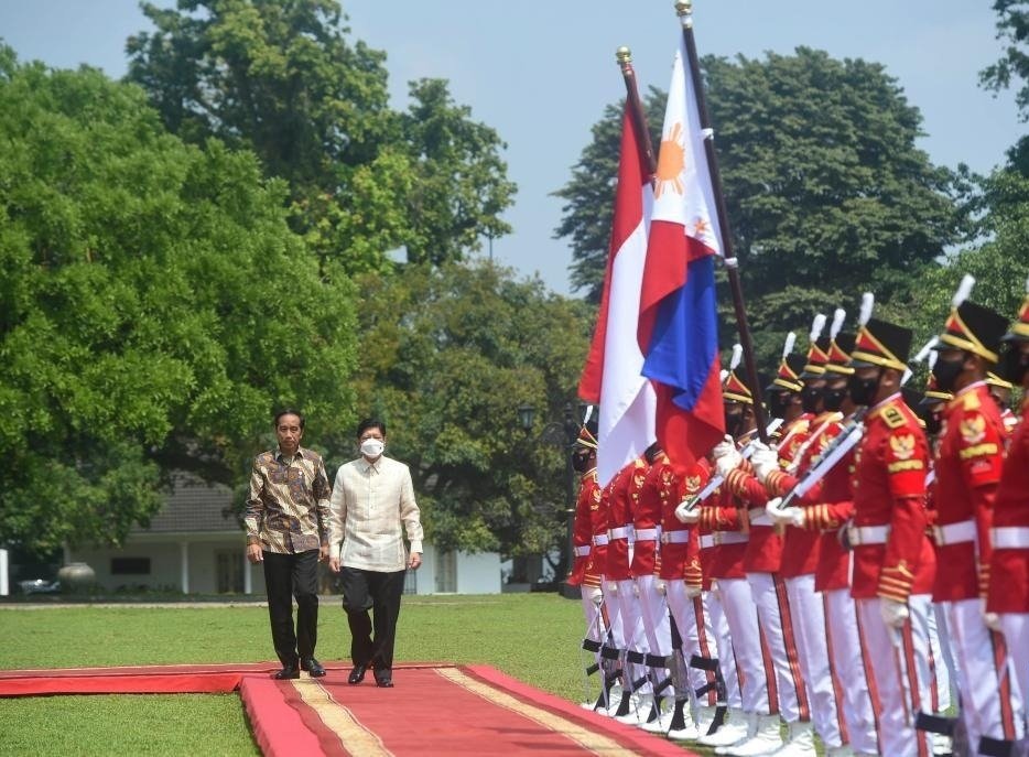 Indonesian President Joko Widodo (L) and Philippine President Ferdinand Romualdez Marcos inspect the guard of honor at the Presidential Palace in Bogor, Indonesia, Sept. 5, 2022