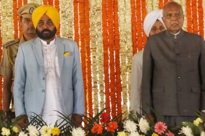 AAP leader Bhagwat Mann with Punjab Governor Banwarilal Purohit during his oath taking ceremony