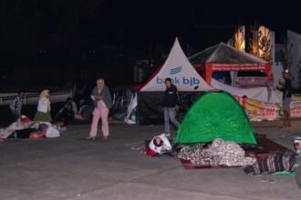 People affected by the earthquake rest outdoors in Cianjur