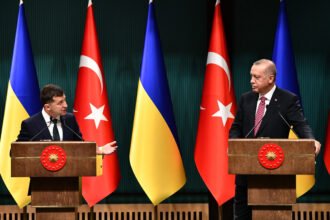 Turkish President Recep Tayyip Erdogan (R) and his Ukrainian counterpart Volodymyr Zelensky