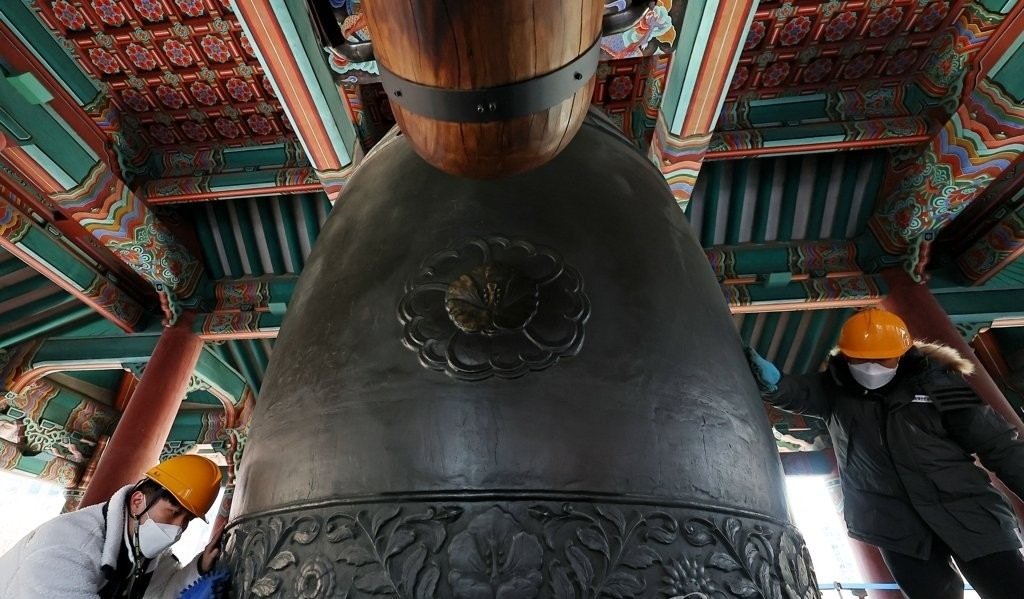 Seoul city government cleaning the Bosingak bell