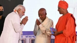 PM Modi greeting 'Jnana Yogi' Siddeshwar swamiji