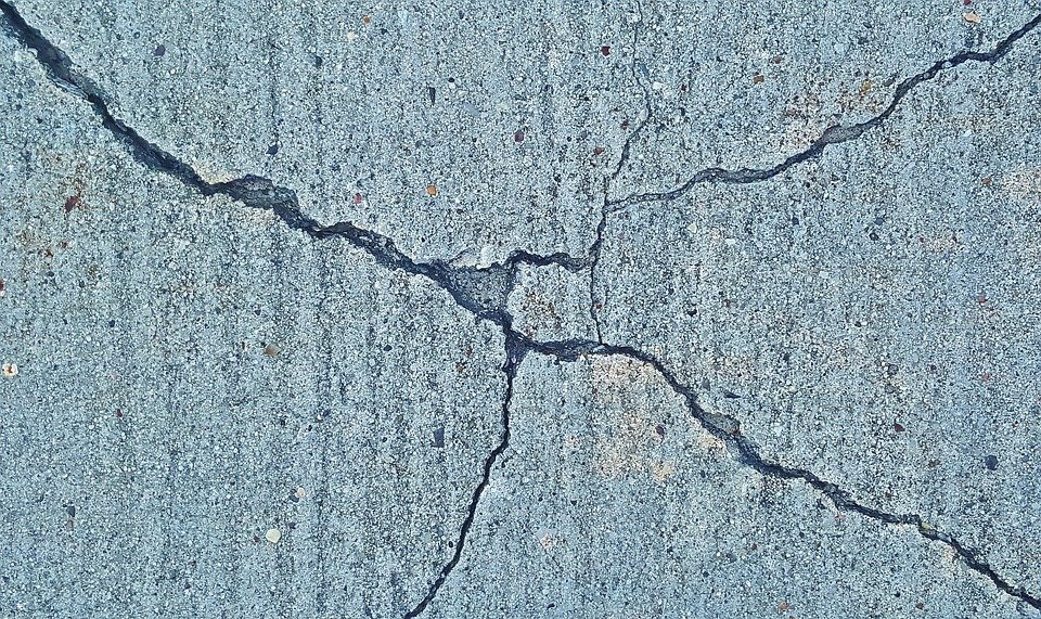 Crack due to earthquake