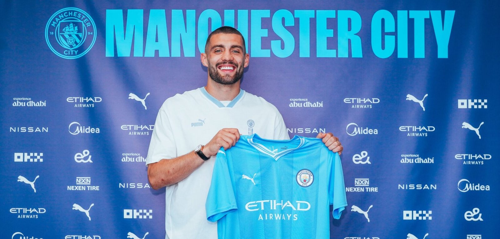 Mateo Kovacic posing with Man City jersey