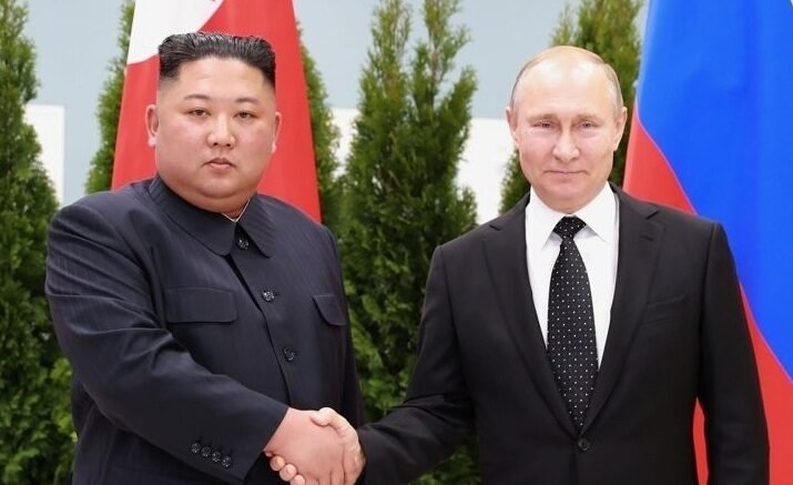 North Korean leader Kim Jong-un (L) and Russian President Vladimir Putin shaking hands for a summit in Vladivostok