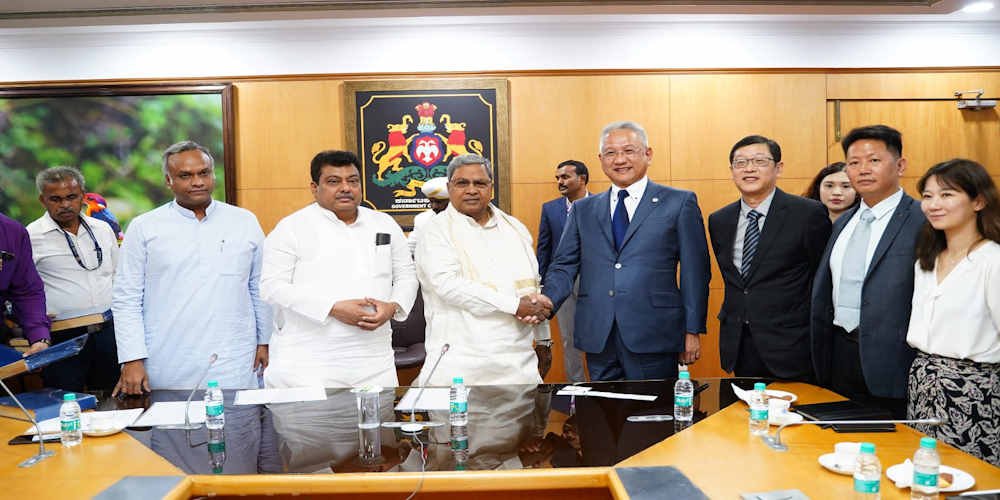 Siddaramaiah holds talks with CEO of Foxconn